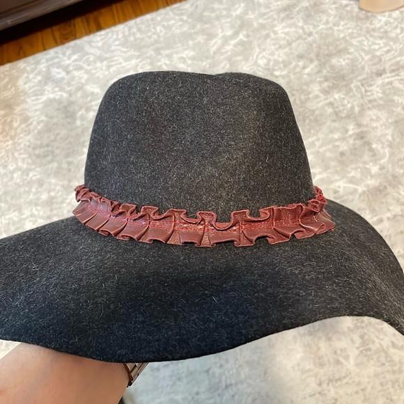 Wool hat with brown leather band - Picture 1 of 4